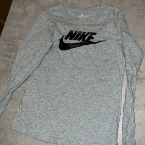 Nike långärmad tröja, xs - 🧡Normal längd  💙Använd, i gott skick, tvättad 💜Köparen står för frakt 💚Ingen bild pga för liten