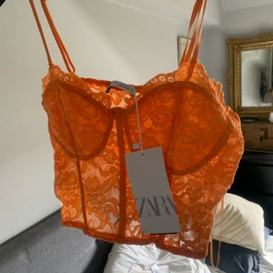 Zara topp s-l - Säljer denna galet snygga topp från zara då den ej kommit till användning! Strl l men passar mig som är S den är i stretchiga material! Helt ny och aldrig använd 🙏