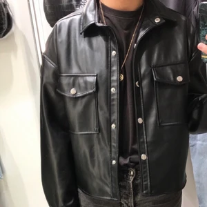 Jacka i läder imitation  - En snygg fake läder jacka i mjukt material, köpt i en butik i Prag för 3 år sen. Använd fåtal gånger, jättefint skick! Storlek 38/M, jag har vanligtvis S men ville ha den oversized