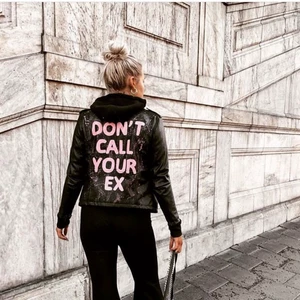 Skinnjacka - FRI FRAKT Asball skinnjacka, helt ny, säljer pga fel storlek, står L men väääldiggt liten i strl så skulle säga XS-S möjligen M beroende på hur man vil att den ska sitta! Första bilden lånad