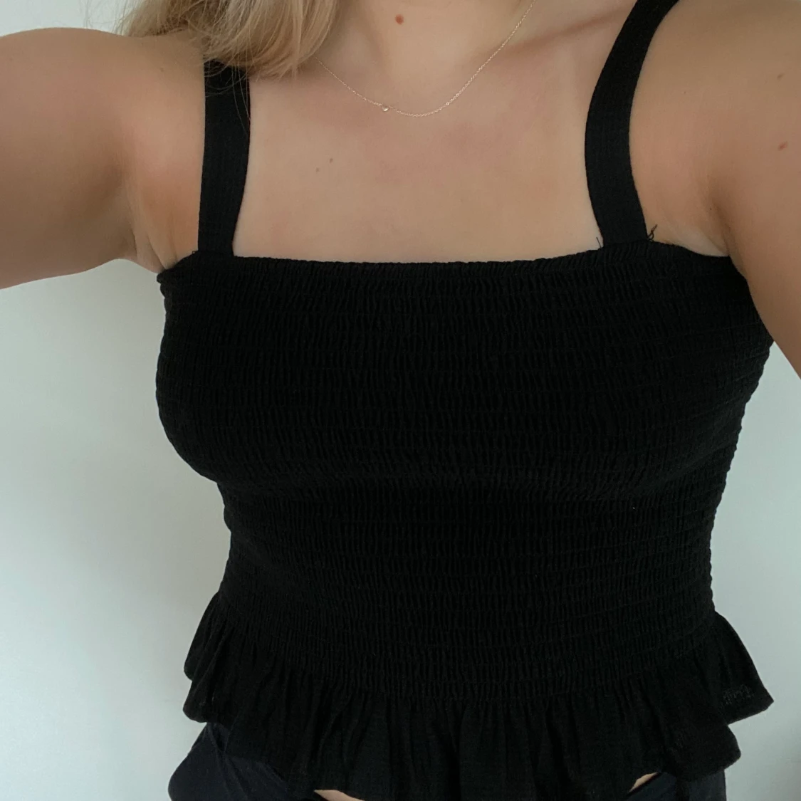 Svart linne med detaljer  - 91