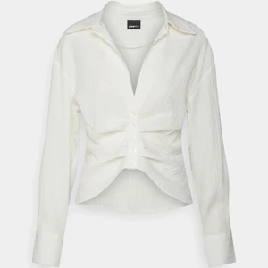 Blus Gina tricot  - Vit blus från Gina tricot   Helt ny med prislapp kvar  Strl xs   Kan skicka fler bilder 