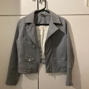 Fin bikerjacka i storlek 38 - En superfin bikerjacka i en fin blå färg med fina detaljer i storlek 38. Jätte mjuk och skön.