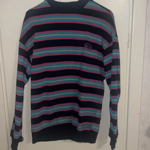 Oversize junkyard tröja - En mönstrad junkyard tröja i storlek S. Den är oversize på mig som är 170. Använd ett fåtal gånger så i väldigt fint skick. Tror den inte finns kvar längre