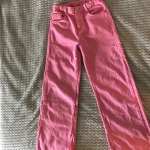 Rosa jeans - Rosa jeans från Zara. Säljer dom för att den inte kommer till användning längre. Frakt ingår ej💗