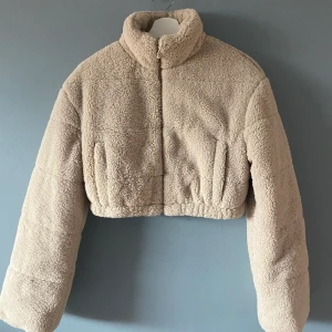 Bershka jacka - Bershka teddyjacka inköpt i London ifjol.  Endast använd ett fåtal gånger.  