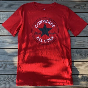 Converse tröja - Cool Converse tröja i storlek 152-158 men skulle säga att den är som en S. Har en liten liten fläck som kanske går bort på ryggen. 💓 (man ser fläcken i sista bilden)