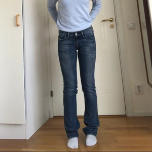 Låga diesel jeans!! - Snygga lågmidjade vintage jeans från diesel, har massa fler bilder!!💞 passar w25,26,27 höftmått ca 74 innerbenslängd 80 cm🥰🫶🏼