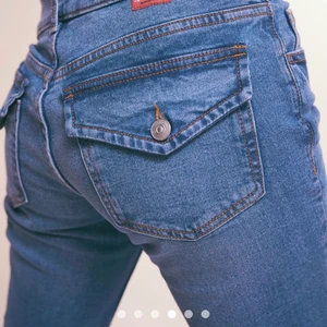 Härliga jeans från HM. Flare Low.Stl XL. - Sköna snygga jeans med otrolig passform 👌🏽 tyvärr lite för stora för mig. Hade köpt ett par till direkt men nu är dom slutsålda. Använda några gånger. 