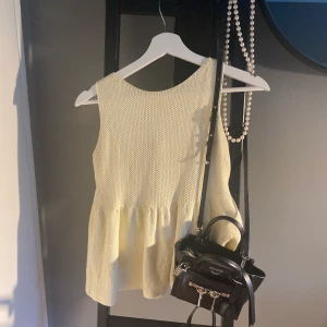 Super söt zara topp - Säljer denna så fina kräm vita zara tröjan, men lite volang nertill❤️