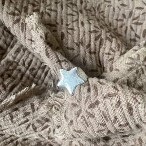 Ring med stjärna  - En silverring med en stjärna på! Går att få fler bilder. Använd ungefär 3 gånger men är i hyfsat bra skick. Köptes för 80kr.