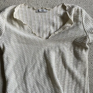 Zara topp - Zara topp i guldglittrande vitt tyg så himla fint ängla likt plagg men passar inte så bra på mig 
