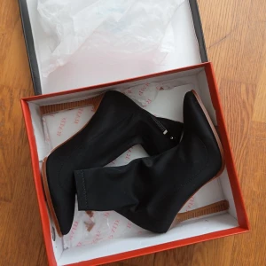 Klackar från Raid strl.37 - Oanvända, bara testade inomhus. Från Raid, går inte och hitta på nätet längre (vad jag sett). Klackhöjden är 11cm. Kommer i lådan och packad som dom skickades. Köptes för ca 1000kr, säljer iväg för 300kr, kanske kan ta emot bud ifall priset är rimligt. 😚 