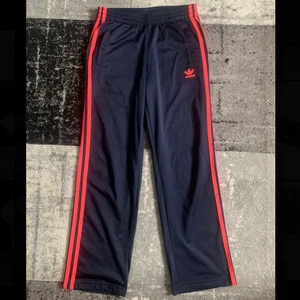 Adidas lågmidjade byxor - Lågmidjade byxor från adidas. Jag har endast använt de 2-3 gånger, de är även i bra skick. De är i storlek M men sitter mer som S och benen kommer till lite över vristen. 