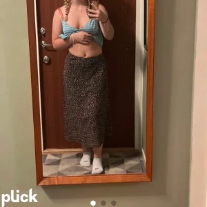 Lång kjol - Blommig kjol. Bra matrial. Aldrig använt. Skriv privat för fler bilder/frågor. Köparen står för frakten!💕