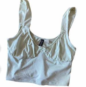 Sage grönt linne  - grönt linne från H&M använt få gånger. Linnet sitter väldigt snyggt och banden är i bra längd. Priset är INKLUSIVE frakt skriv om du har fler frågor🫶🏼