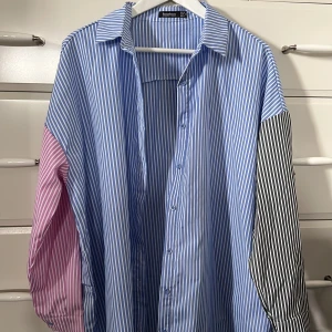 Skjorta i strl 34 - Oversize flerfärgad skjorta i storlek 34. Passar storlek 34-38. Superfin men aldrig använd. Nypris 300kr. 