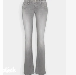 ltb jeans - Säljer nu dessa trendiga ltb jeansen då dem inte kommer till användning!  Gråa och låg midjade! Nypris är 829 och jag Säljer för 350+frakt har några skador därav det billiga priset  💓 OBS: tryck inte på köp direkt‼️