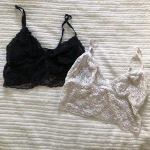 Spets toppar  - TRYCK INTE PÅ KÖP NU-knappen.  Få en gratis vid köp av en annons eller köp båda för 50kr. Två söta spetstoppar i strlk S från Hm i använt skick men ändå hela och fina. Snygga under t.ex en kavaj eller blus. 