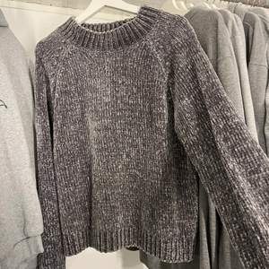 En grå stickad tröja från Gina tricot 
