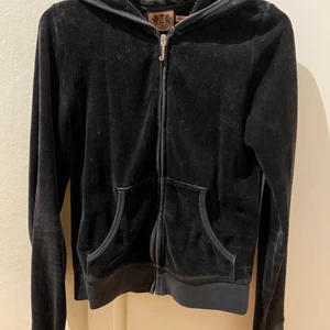 Juicy kofta vintage - Juicy kofta i vintage. Sliten i ärmmuddarna annars fin övrigt. Tror storleken är i xs då de ej står i tröjan. 