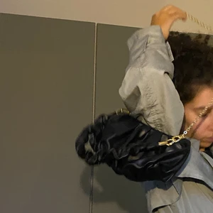 Baguetteväska - Lagom rymlig baguetteväska jag aldrig använt. Väskan är helt svart och har guld detaljer. Går att använda som axelrems och på axeln!