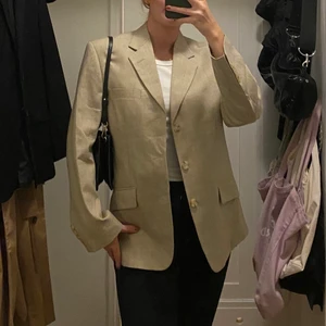 Kavaj S/M - Säljer min kavaj i beige då den inte kommer till användning. Köpt på second hand. Passar dam S/M