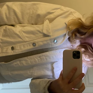 Jeans jacka -  Vit jeans jacka från Ginatricot. Är storlek L men passar mig jättebra som oftast har storlek S! Sitter lite oversized.