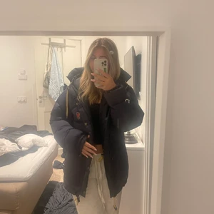 Fjällräven jacka - Säljer min jätte snygga jacka för har plan på att köpa ny, köptes i mitten av förra vintern av en annan säljare på plick, inte 100 på att jag vill sälja <3 HÖGSTA BUD 4100!