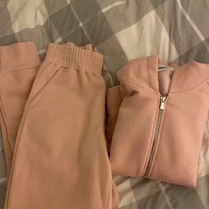 Mjukisset rosa - Ljusrosa mjukisset från Gina tricot i storlek xs. Aldrig använd (lånad bild) 100kr för båda tillsammans💕