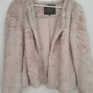 Carla F Jacka - Vissa av knapparna är trasiga därav nedsatt pris.  Köparen står för frakten 🙏