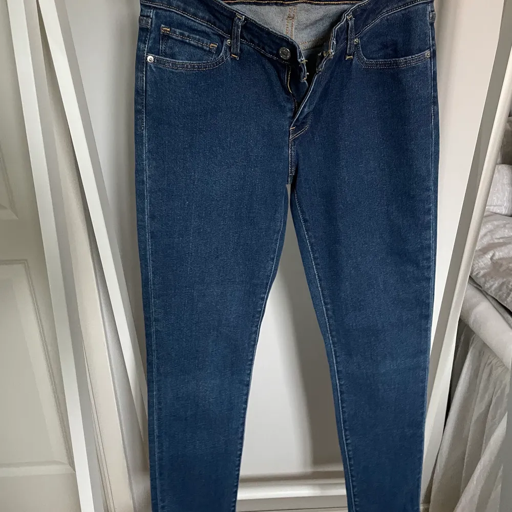 Oanvända jeans från Levis stl 28 motsvarar ungefär 38🤩. Modellen är slim jeans. Köparen står för frakten, kan mötas upp i Kalmar✨. Jeans & Byxor.