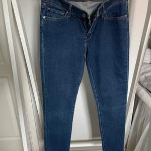 Oanvända jeans från Levis stl 28 motsvarar ungefär 38🤩. Modellen är slim jeans. Köparen står för frakten, kan mötas upp i Kalmar✨