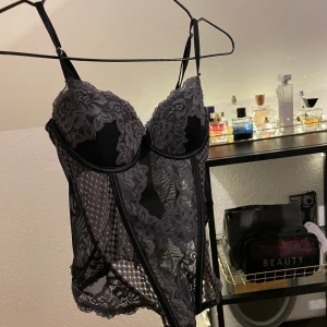 Lingerie - Använt en gång , figursittande och väldigt strechig. Storlek S men M funkar också då den stretchar ut. Väldigt bekväm. 