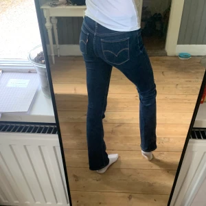 Levis bootcut - Superfina bootcut jeans från Levis i storlek 27 som även passar 26! Ganska långa i benen💙