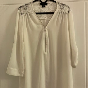 Strl 42  - Fin vit blus :) 