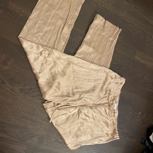 Beiga sidenbyxor byxor pyjamas satin La perla Zalando XS - Beiga (pyjamas) byxor i satin/siden-imitation. La Perla. XS. Använt skick.