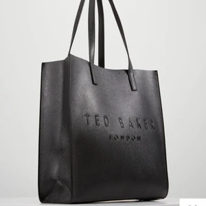 Ted Baker väska - Använt som skolväska men endast använd en termin, superfknt skick! Skriv för mer bilder och info❤️