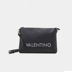 Säljer min valentino väska i modellen OLIVE i färgen svart, den är använd men är fortfarande i jättefint skick! Skriv för mer information samt för mer bilder
