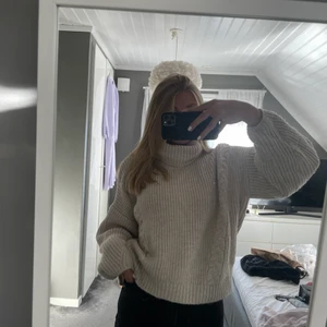 Stickad tröja - Superfin stickad tröja från nakd. Knappt använd och säljs för att jag inte använder den. Köparen står för frakten. 