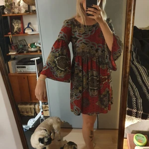 Bohemisk klänning  - Superfin bohemisk klänning i skönt, svalt material. Vida ärmar