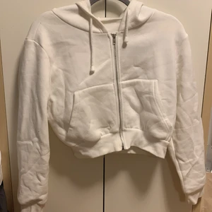 kofta - Croppad vit huvtröja i strl M men passar även XS-S. Nästan aldrig använd, mycket fint skick!! Säljer för 50kr, hör av dig vid frågor 💫