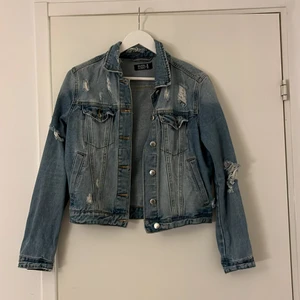 Jeansjacka med slitningar stl S - Blå jeansjacka med slitningar från even&odd i storlek xs/S