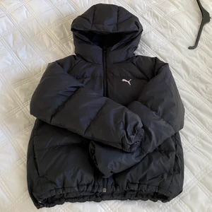 Puffer jacka - Puma puffer jacka i storlek M. Jackan är använd under en vinter och är i fint skick utan defekter. Om fler bilder önskas skriv privat. Jackan är köpt för 1500kr