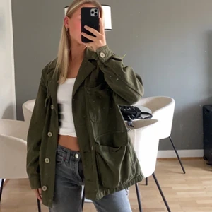 Grön zara jacka  - Säljer denna zara jacka, använd fåtal gånger 