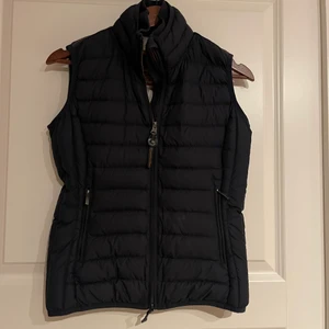 Parajumper väst - Äkta parajumper väst  Storlek XS  Inga skador eller liknande, superfin Färgen är i marinblå 