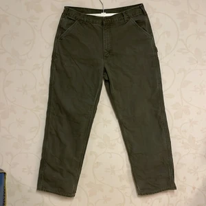 Carhartt  - Gröna carhartt byxor som är vintage och lite fadade.  W36 L34