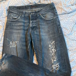 Lågmidjade jeans - Säljer mina lågmidjade jeans! Vet inte vilken storlek men om jag får gissa så är de i storlek M👍 Lite trasiga i ändan av benen som man ser på andra bilden, de var så när jag köpte de. Säljer eftersom de är förstora på mig. Köparen står för frakten