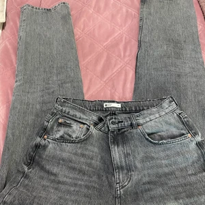 Grå jeans - Gråa jeans i strl 40, aldrig använda och säljer pågrund av att de är för stora på mig, orginalpris: 500kr säljer för 350kr.