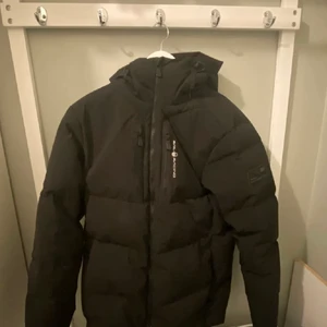 Sail racing Patrol Down jacket  - Köptes på Zoovillage för 2999 kr. Jackan är som ny och inga hål alls.